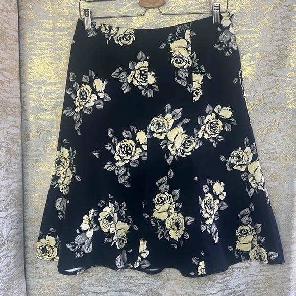 Vintage🧚‍♀️Jessica Black/Yellow Floral Print Knee Length Skirt Size 8 - Picture 3 of 12